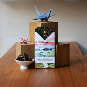 Pépites & Sentiments – Autre – Chocolat noir 70%, Thé blanc, Pétales de fleurs – Kodama Paris - Tablette de chocolat sur support en bois