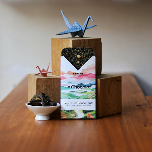 Pépites & Sentiments – Autre – Chocolat noir 70%, Thé blanc, Pétales de fleurs – Kodama Paris - Tablette de chocolat sur support en bois