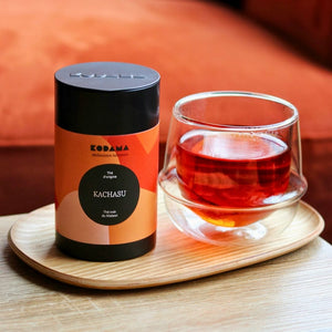 Kachasu – Thé noir du Malawi – packshot - tasse avec thé - Kodama Paris