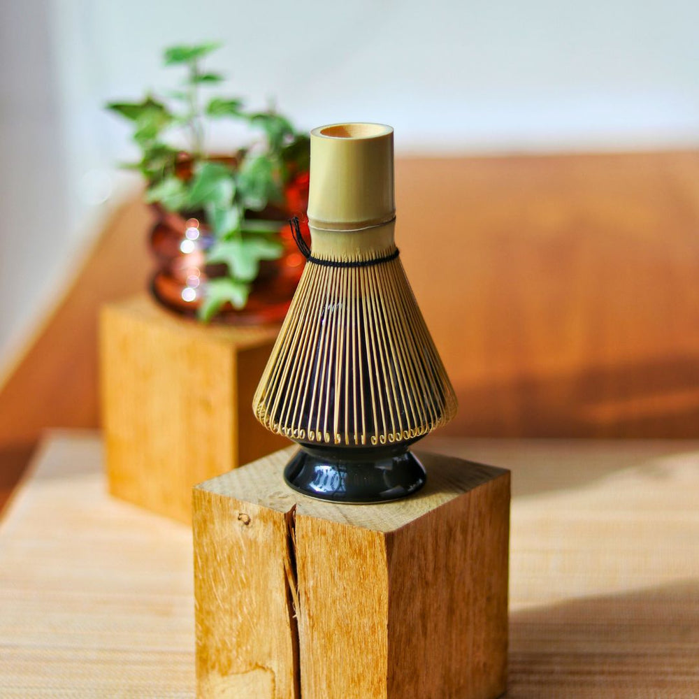 Repose Fouet à Matcha – Accessoire à thé – Kusenaoshi pour les intimes – Kodama Paris - Sur socle en bois