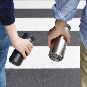 Thermos nomade 350ml KINTO – Accessoire à thé – Kodama Paris - 2 thermos dans la rue