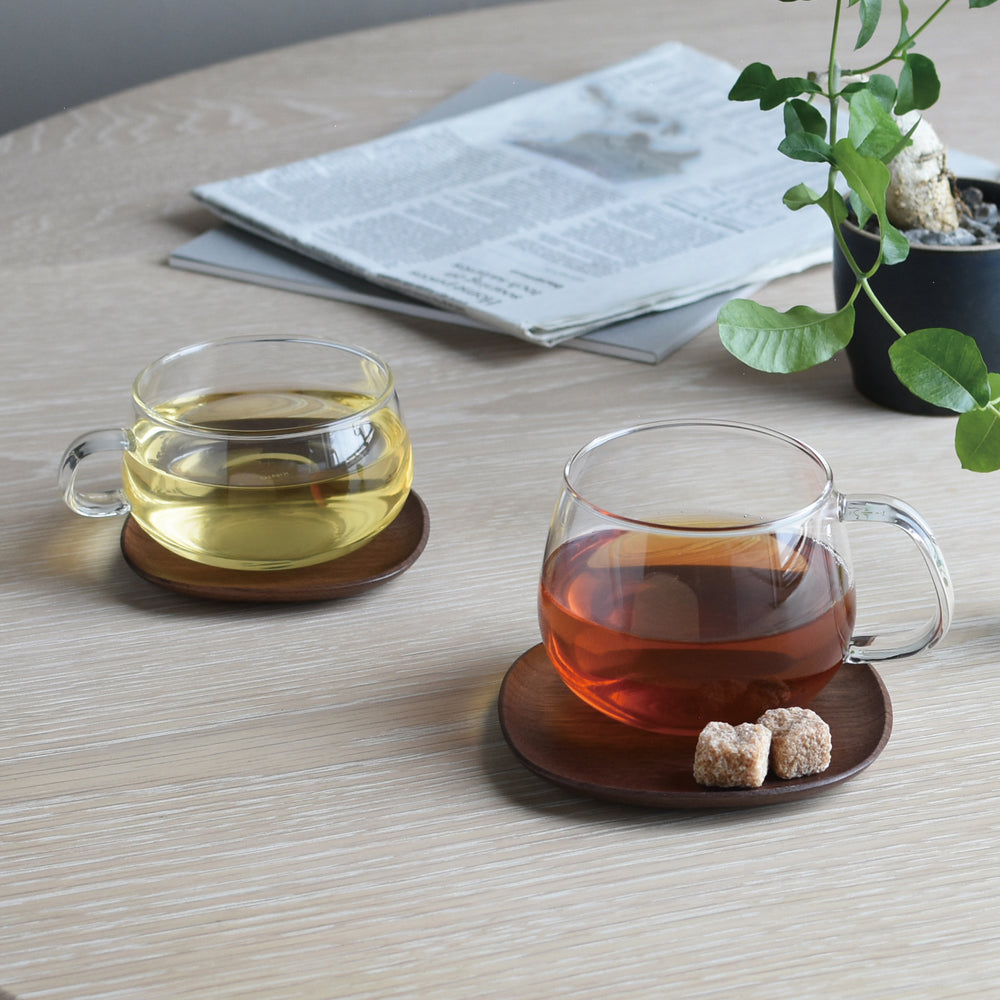 Tasse en verre 350ml KINTO – Accessoire à thé – Kodama Paris - 2 tasses de thé avec magazine