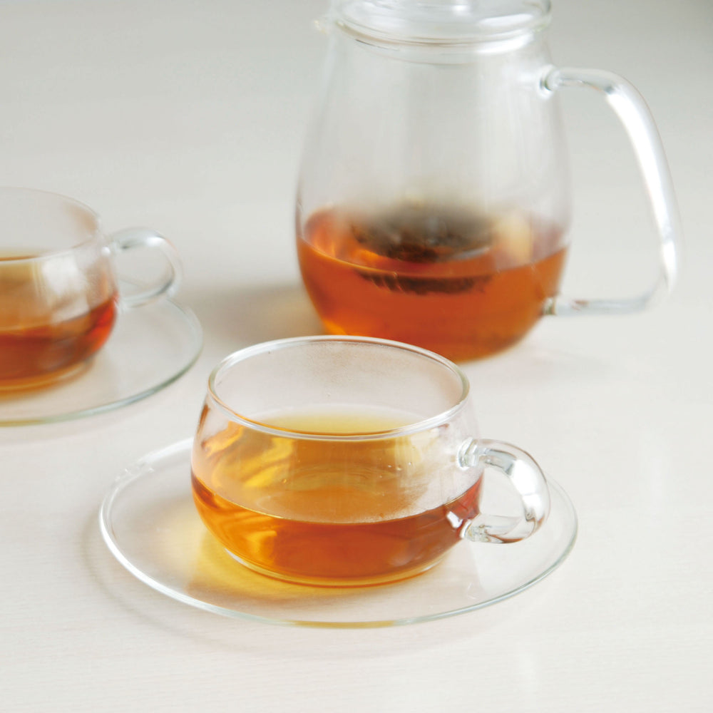 Tasse en verre 350ml KINTO – Accessoire à thé – Kodama Paris - 2 tasses de thé avec magazine