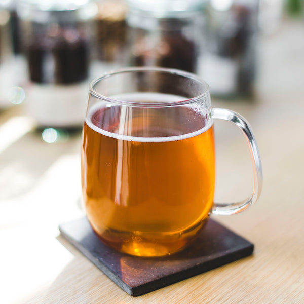 Tasse en verre 510ml KINTO – Accessoire à thé – Kodama Paris - tasse avec thé