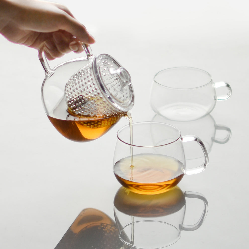 Théière M verre/plastique 500ml KINTO – Accessoire à thé – Kodama Paris - Versement thé dans tasse